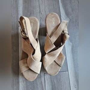 TOMS genuine suede chunky heeled sewn sandals ankle strap buckle tan nude Beige